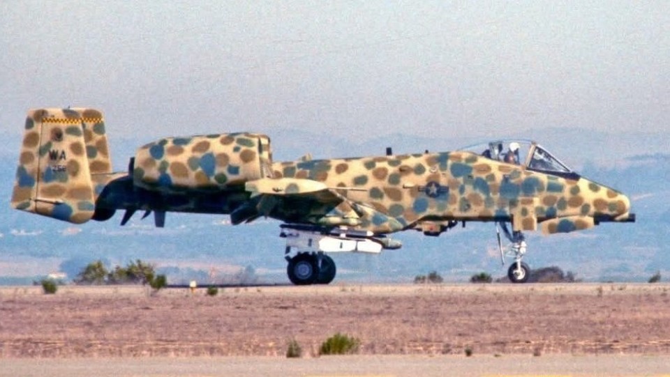 美军为A10设计低空迷彩 却穿在强5身上？