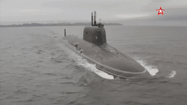俄军885M型核潜艇下水 中国潜艇望尘莫及