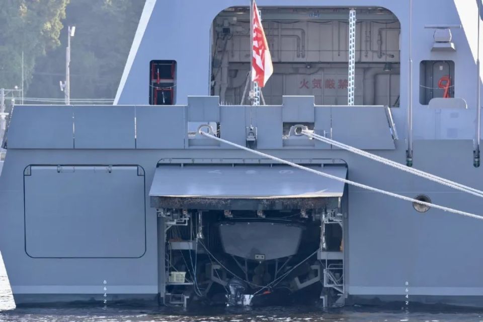 日本海自新护，环形CIC屏幕竟是投影仪？