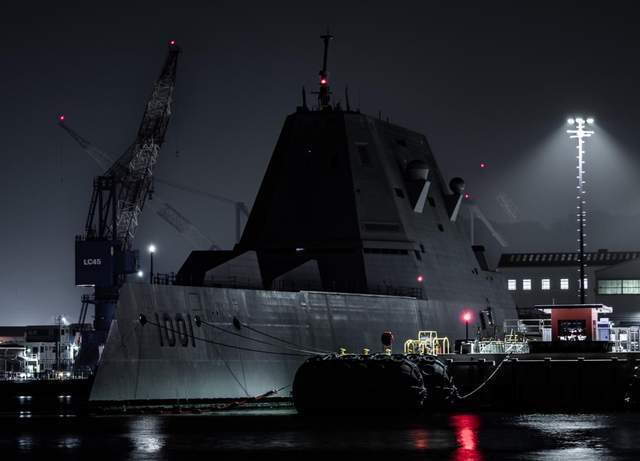 美军科幻战舰效仿中国055大驱 惨被吊打?