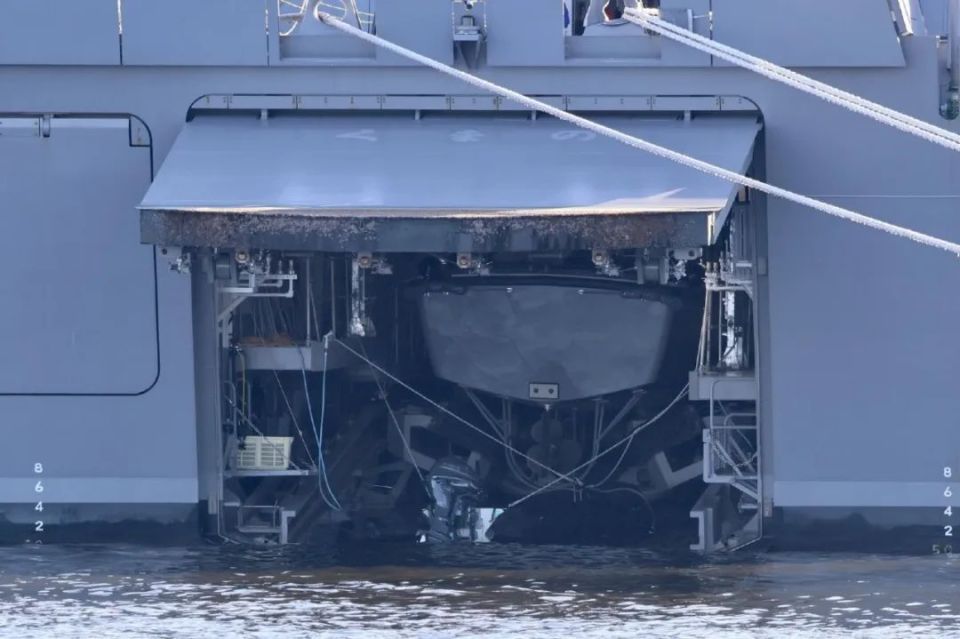 日本海自新护，环形CIC屏幕竟是投影仪？