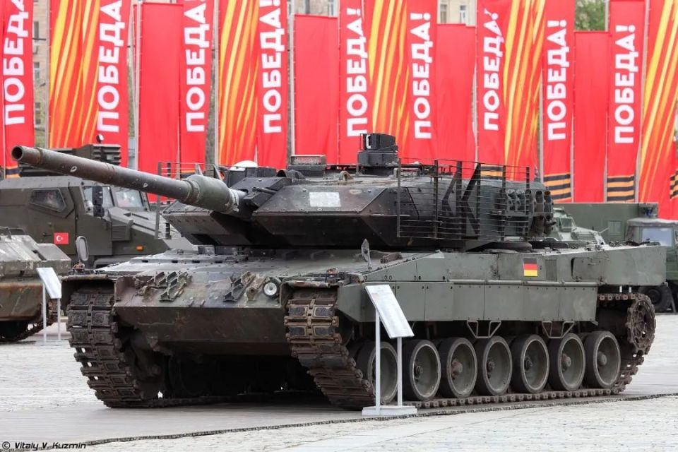 俄军拆解豹2A6坦克 有重大发现