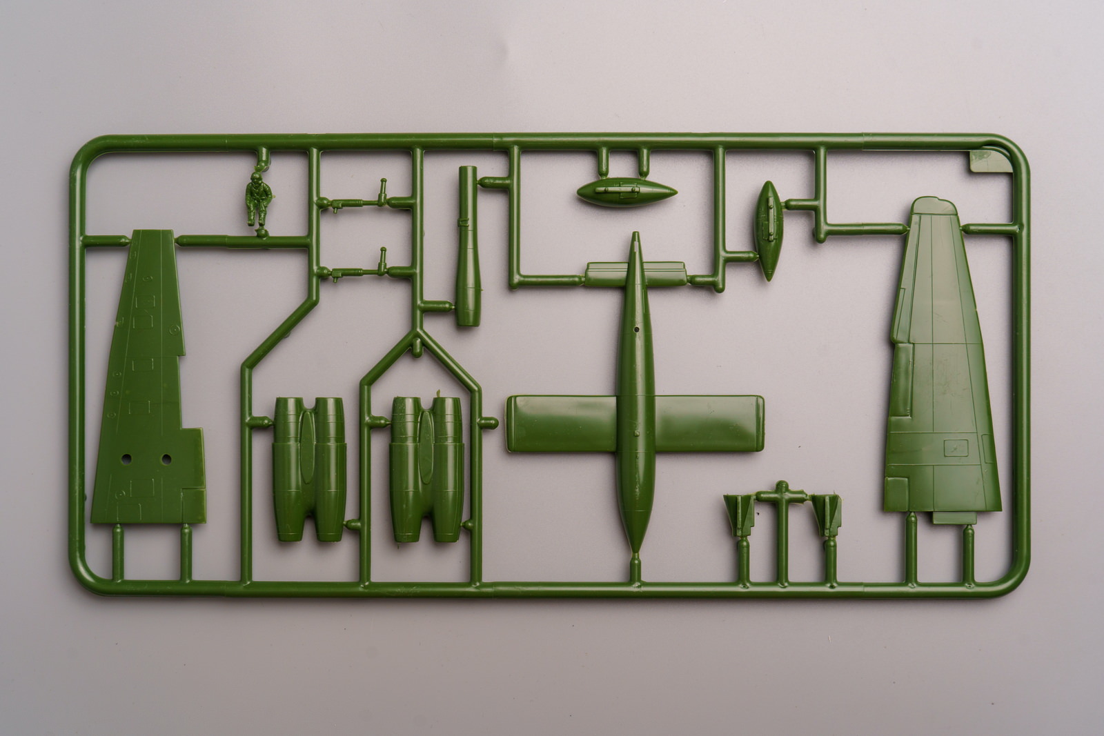 【板件评测】REVELL 1/72 德国阿拉多 AR-234 闪电喷气式轰炸机 H-4162 Arado Blitz 拼装飞机模型