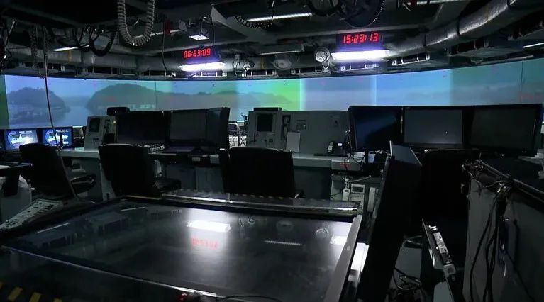 日本海自新护，环形CIC屏幕竟是投影仪？