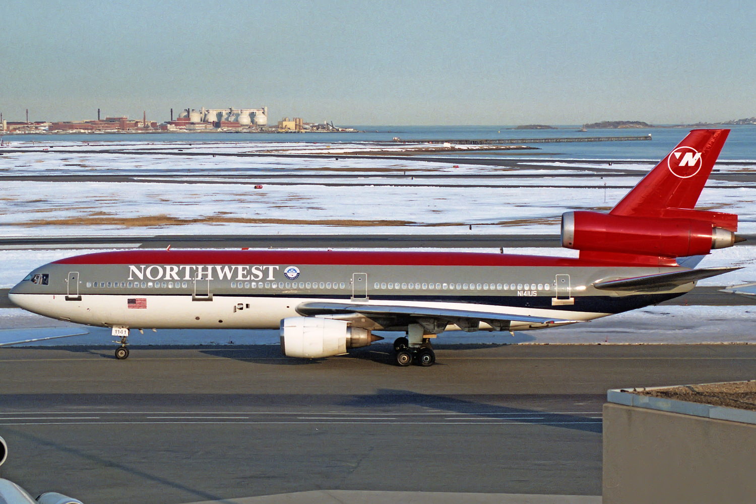 【板件评测】正德福 奇嘉 美国西北航空 麦道 DC-10-40 Kitech 08M-334 1/300 拼装飞机模型