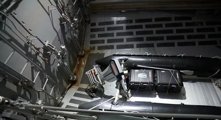 日本海自新护，环形CIC屏幕竟是投影仪？