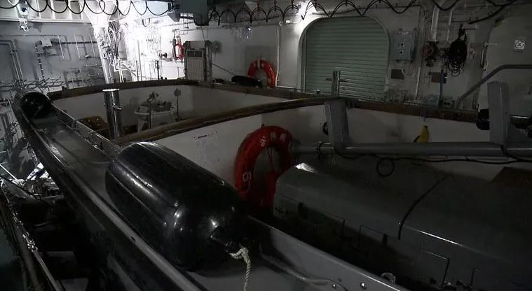 日本海自新护，环形CIC屏幕竟是投影仪？