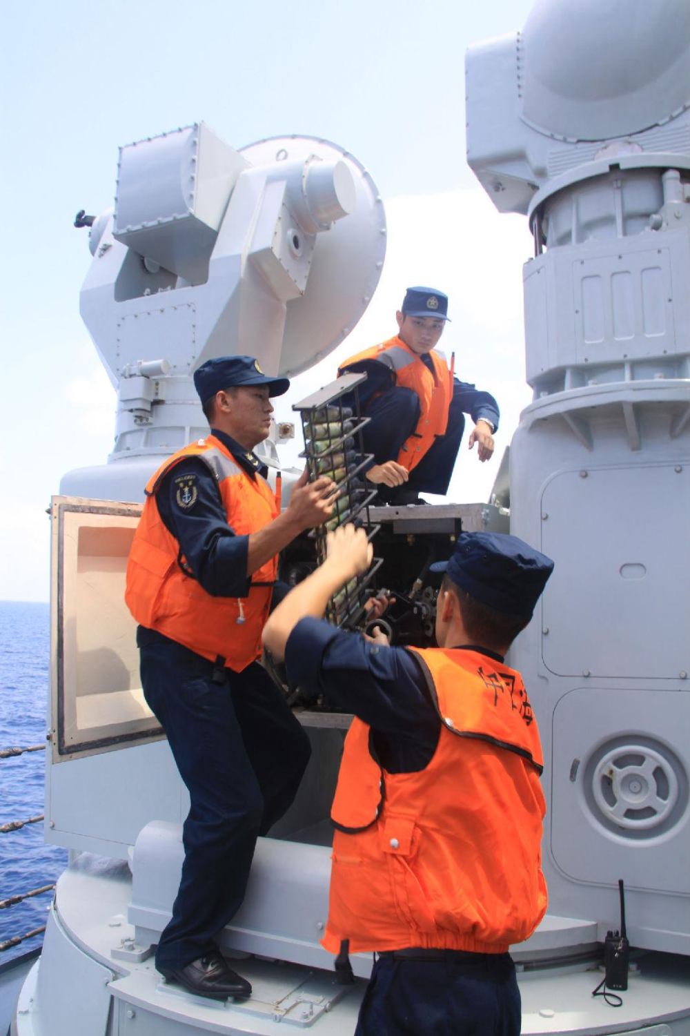 中国近防炮补弹方式 未必超越美军“密集阵”