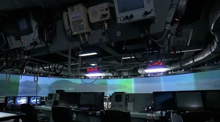 日本海自新护，环形CIC屏幕竟是投影仪？