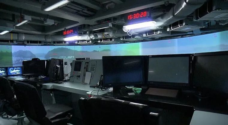 日本海自新护，环形CIC屏幕竟是投影仪？