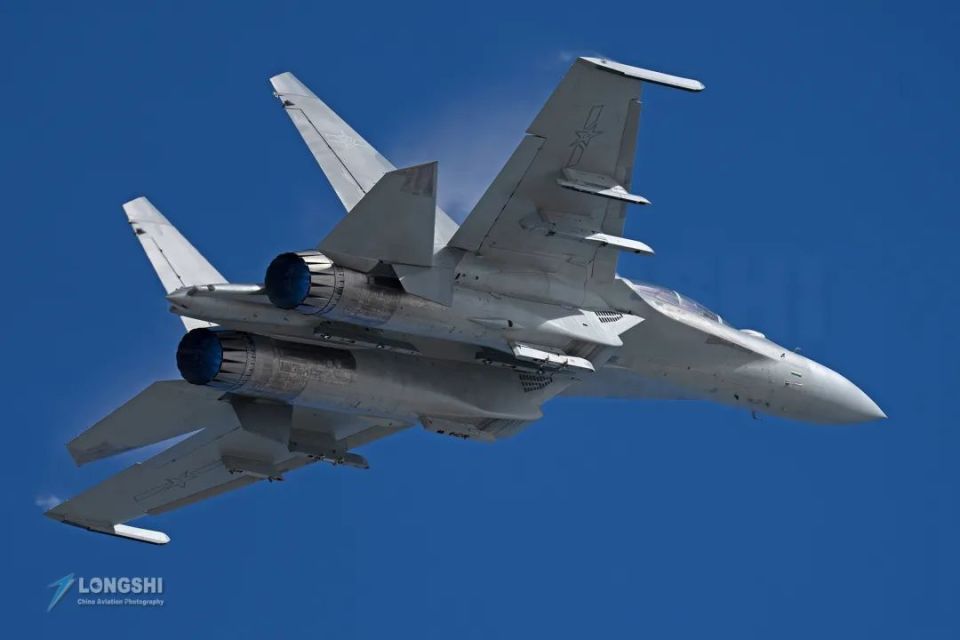 美国空军F15E配备火箭弹 变成无人机杀手