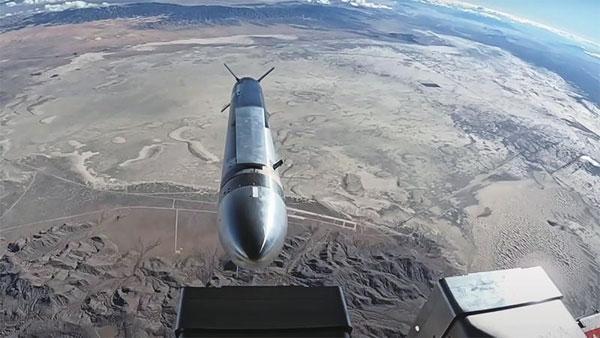 美军拟用远程导弹为“飞行炮艇”续命