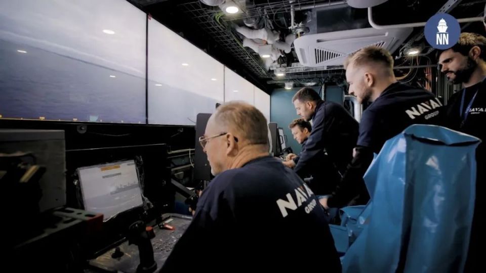 日本海自新护，环形CIC屏幕竟是投影仪？