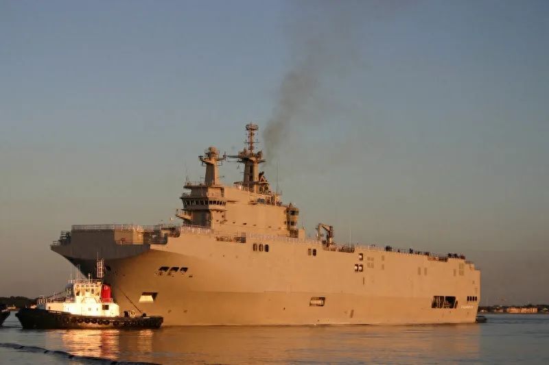 俄军23900级两栖攻击舰曝光 设计挺奇葩