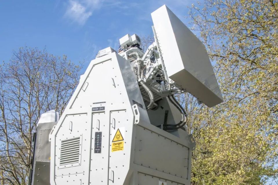英国首次使用微波定向能武器击落无人机群
