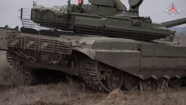 俄军拆解豹2A6坦克 有重大发现