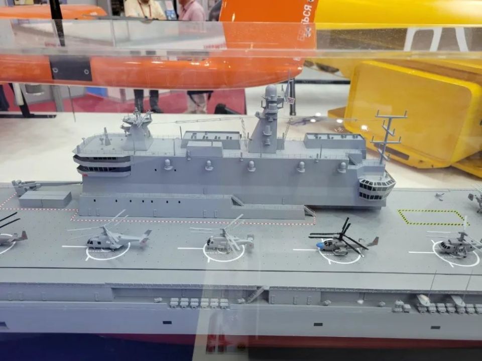 俄军23900级两栖攻击舰曝光 设计挺奇葩