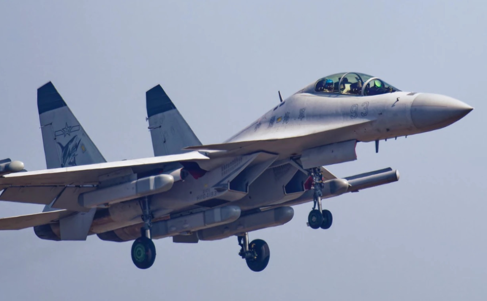 中国歼16D对比美国EA