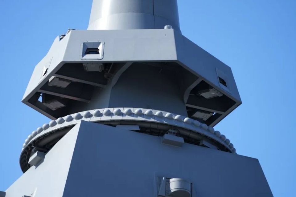 日本海自新护，环形CIC屏幕竟是投影仪？