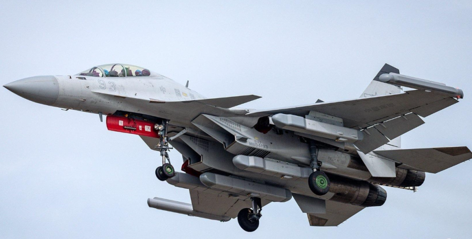 中国歼16D对比美国EA