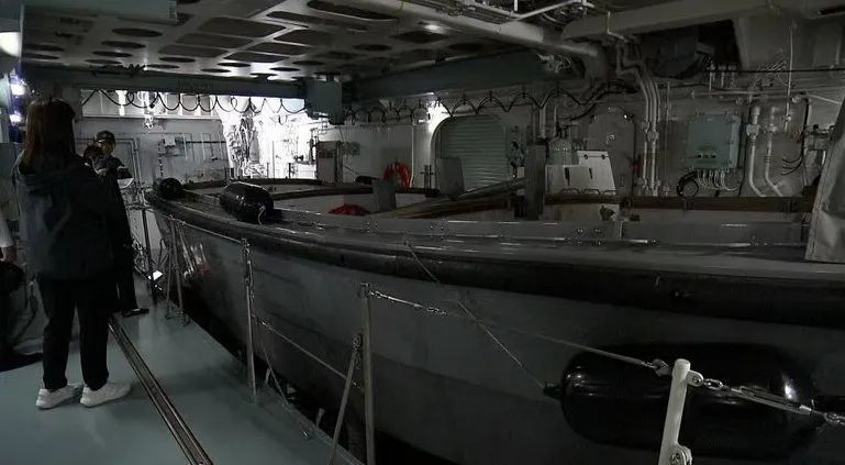 日本海自新护，环形CIC屏幕竟是投影仪？