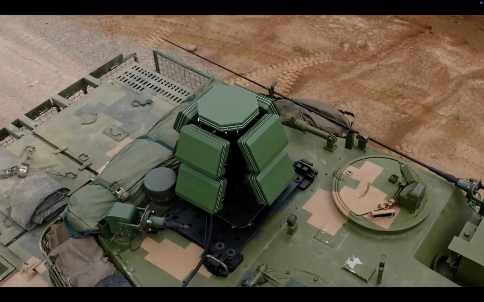 实战升级!中国坦克车顶某设备专防FPV自杀机