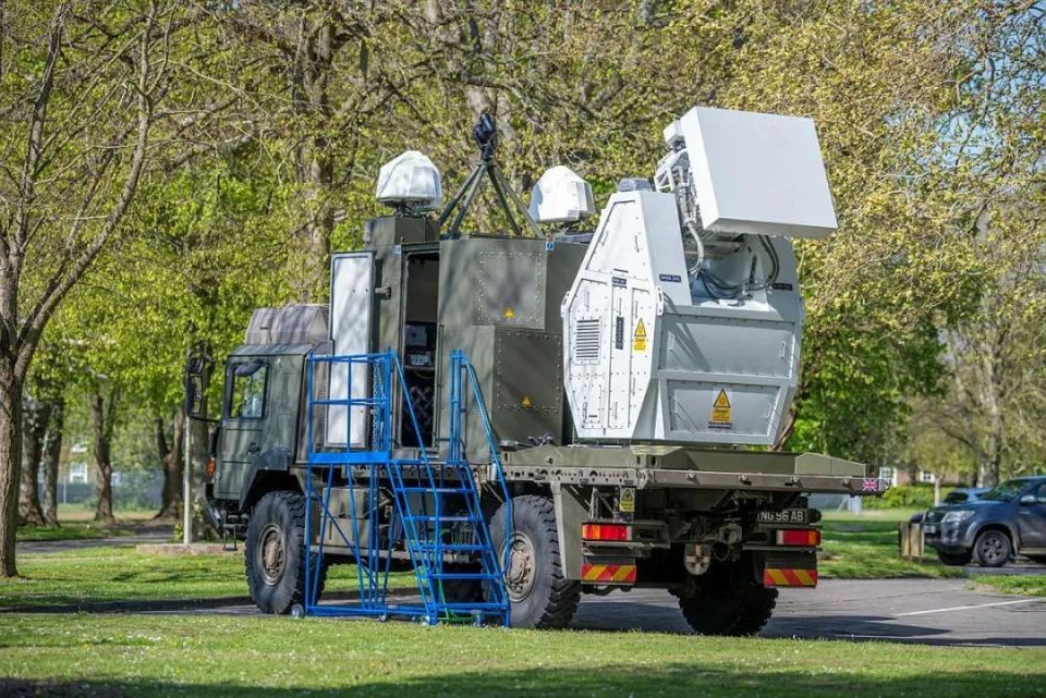 英国首次使用微波定向能武器击落无人机群