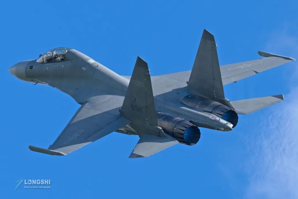 美国空军F15E配备火箭弹 变成无人机杀手