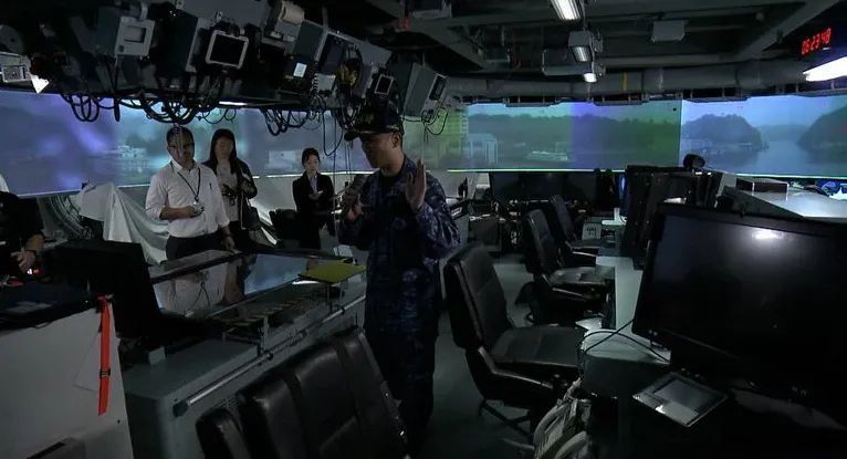 日本海自新护，环形CIC屏幕竟是投影仪？