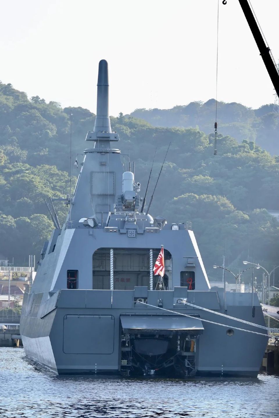 日本海自新护，环形CIC屏幕竟是投影仪？