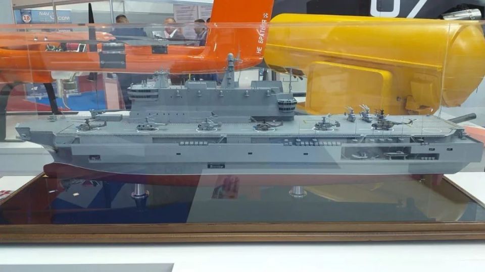 俄军23900级两栖攻击舰曝光 设计挺奇葩