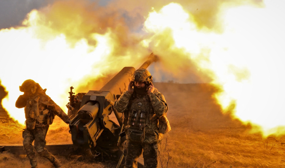 中国歼16D对比美国EA