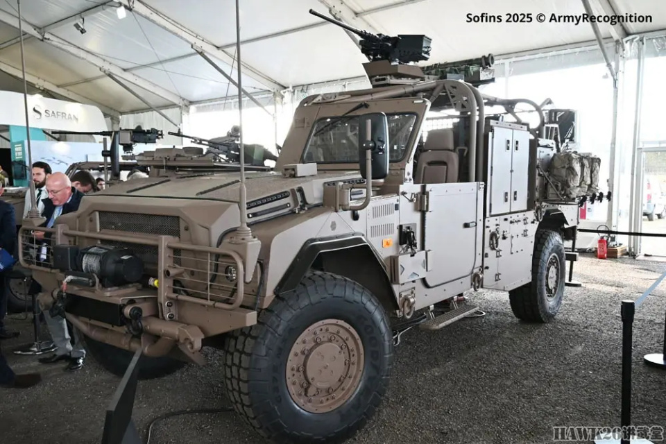 法国新型“灰熊”突击车亮相 加装巡飞弹