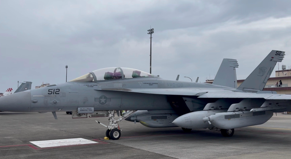 中国歼16D对比美国EA