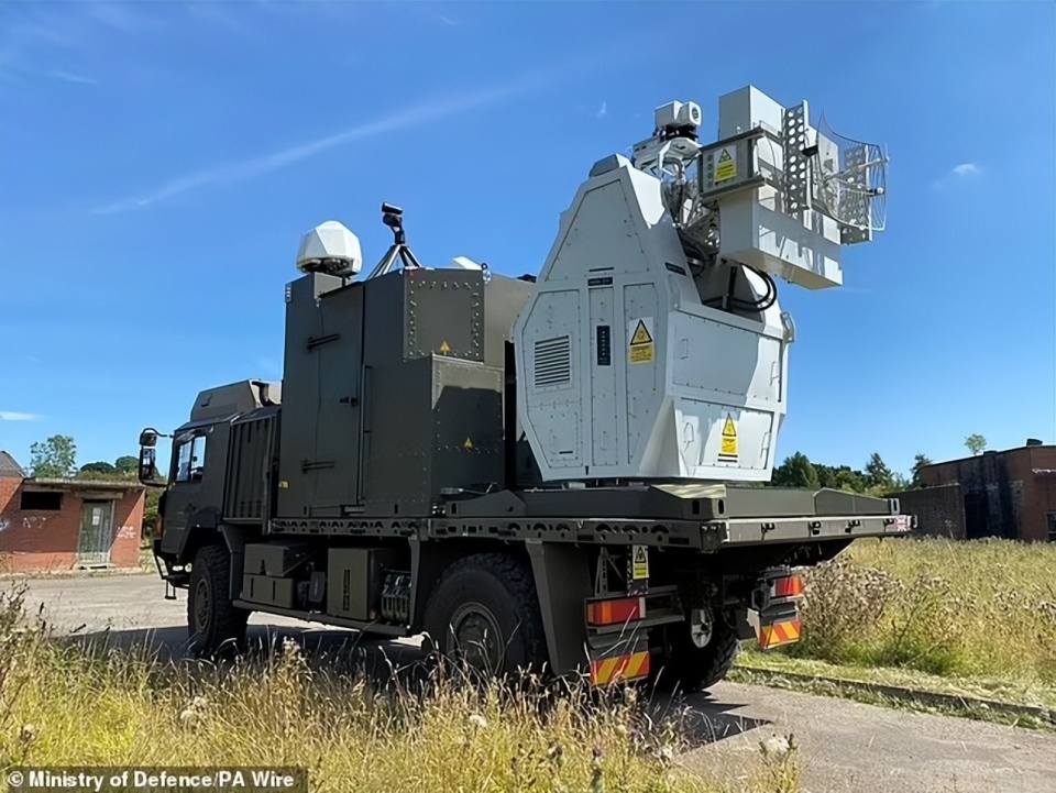 英国军方首度使用无线电波武器摧毁无人机群