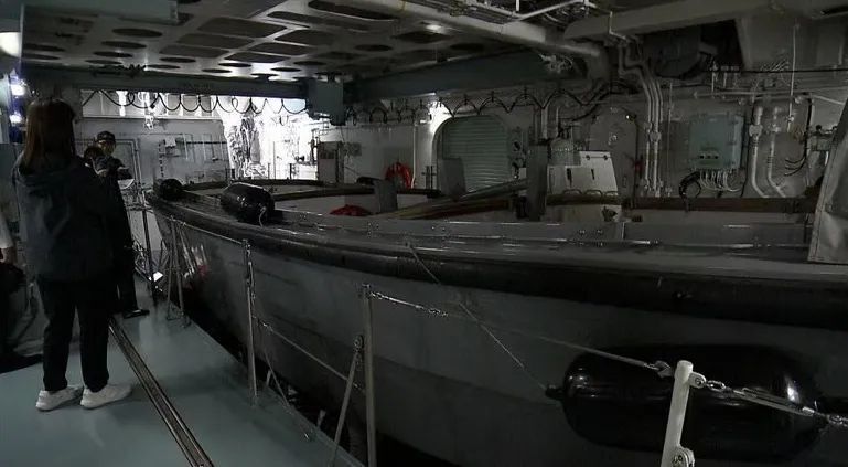 日本海自新护，环形CIC屏幕竟是投影仪？