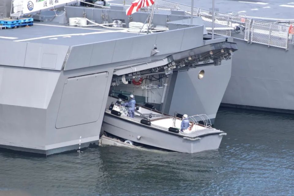 日本海自新护，环形CIC屏幕竟是投影仪？