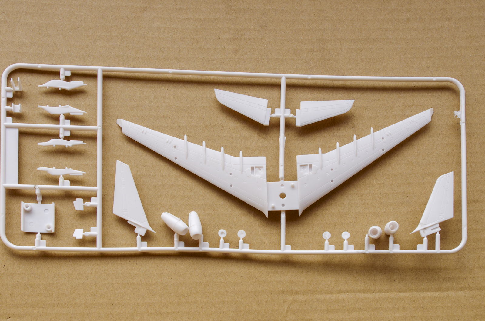 【板件评测】正德福 奇嘉 空中客车 A340-300 中国东方航空 AIRBUS Kitech 08M-341 1/300 拼装客机模型