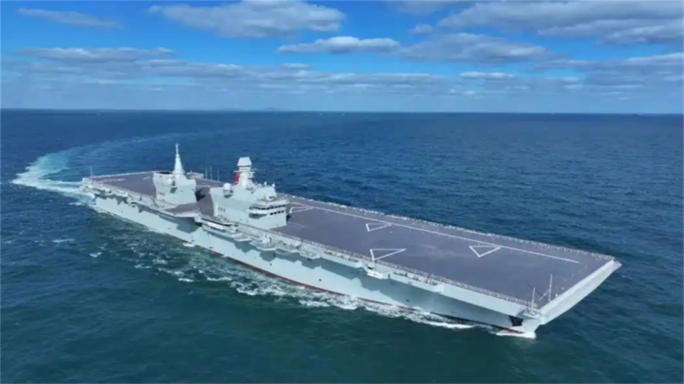 中国彩虹7无人机首次试飞 采用倾斜垂直尾翼