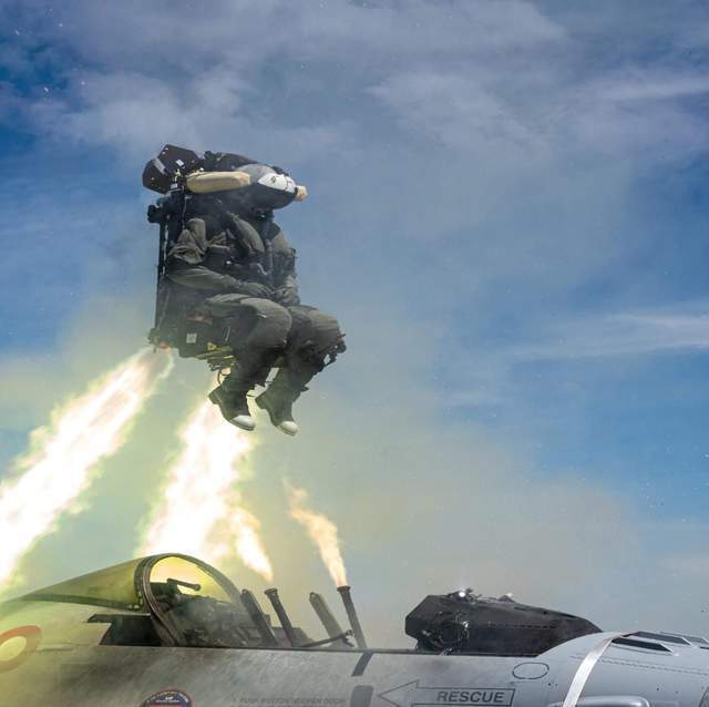 印度“光辉”战机坠毁 飞行员为何没跳伞？